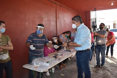 Cumple alcalde Alfredo Paredes con su voto en esta jornada electoral