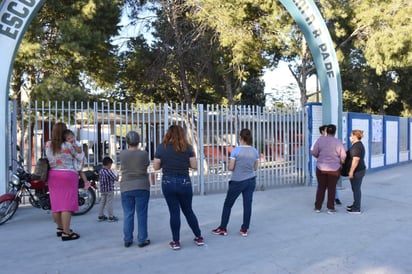 Llegan después del cierre de las casillas y no pueden votar