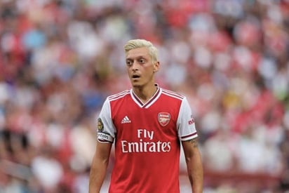 El Arsenal deja fuera a Özil de la Premier League