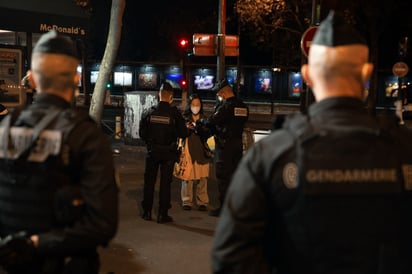 Francia pone bajo toque de queda nocturno a 46 millones de personas