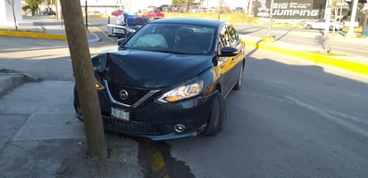 En Monclova, veloz conductor termina estampado en el poste