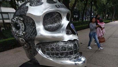 Retira en CDMX esculturas de cráneos gigantes por repunte de COVID-19