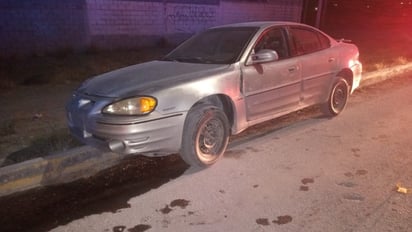 En Monclova, choca y abandona su vehículo