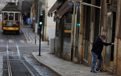 Ordenan confinamiento del 70% de su población en Portugal