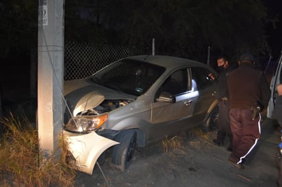 Conductor en Monclova dormita y se estrella contra poste 