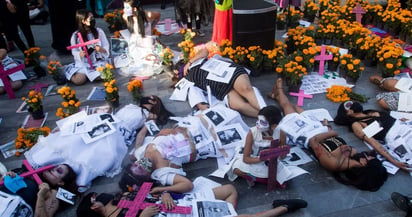 Feministas: Colocan ofrendas a víctimas