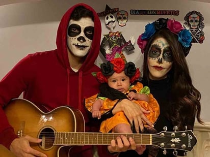 Festejando el Día de Muertos Raúl Jiménez