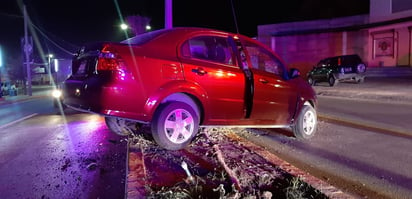 Estudiante se estrella en camellón de Monclova 