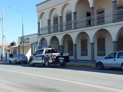 Confrontan a policías con una denunciante