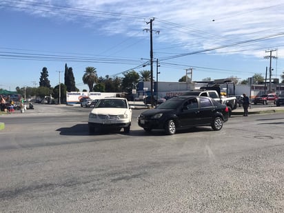 Invade carril y provoca accidente