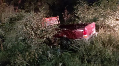 Cae con camioneta en el Río Monclova