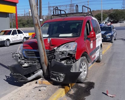 Arbotante frena su loca carrera en la Obrera de Monclova 