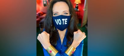 Celebra Lynda Carter a Kamala Harris con poder de la Mujer Maravilla