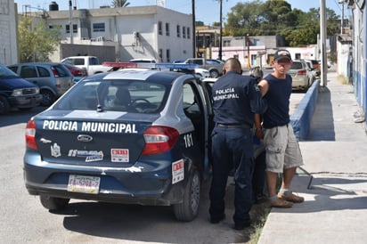 Deambulaba con cerveza en mano