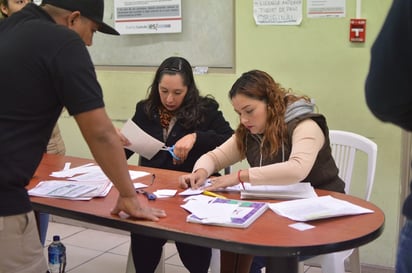 Burócratas federales reciben como adelanto la mitad de su aguinaldo