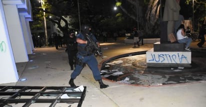 Policías de Cancún dispersan a grupo de manifestantes con disparos