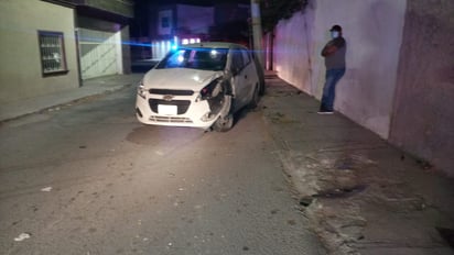 Choca contra poste y remata en barda en Monclova