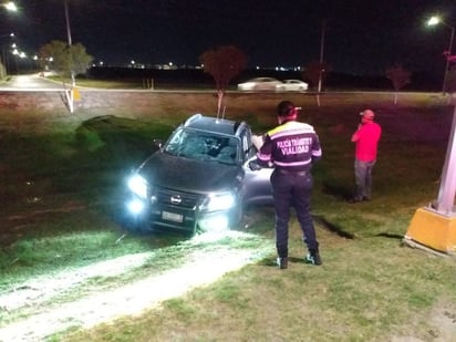 Mujer destroza su vehículo