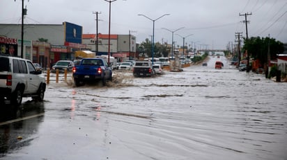 El huracán Eta se acerca y moviliza la zona de la Bahía de Tampa en Florida