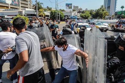 Policía reprime protesta de trabajadores de gimnasios en Acapulco