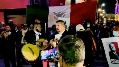 AMLO: Cumple 67 años y le llevan serenata 