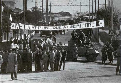 Decenas de personas piden armas en los campamentos para una eventual guerra