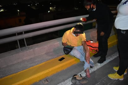 En Monclova, conductor maromea en el puente 