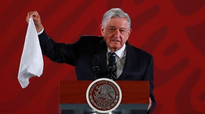 Saca AMLO 'pañuelito blanco' a los conservadores por la corrupción: Presidente de México asegura que su lucha contra este delito permite salir adelante de la crisis