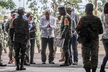 'No me puedo mojar nada más por la foto, no soy fifí', dice AMLO: Presidente de México defiende sus recorridos en la gira que realizó por Tabasco