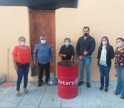 Donan rotarios de Monclova 30 tambos para la basura