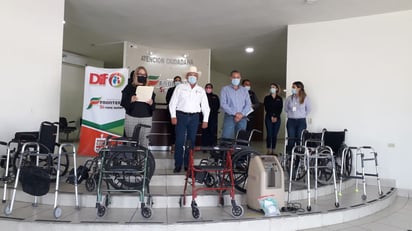 Dona ‘Pancho’ Elizondo  equipo ortopédico al DIF 