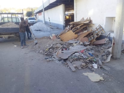 Le vacían escombro en la puerta de su negocio en Monclova