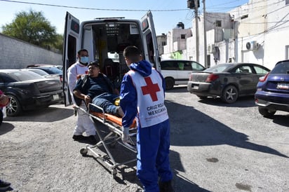 Mujer al volante embiste a motociclista en Monclova