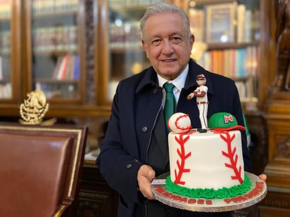 Presume AMLO pastel con figura de beisbolista: Fue un regalo del subsecretario de Seguridad por su reciente cumpleaños