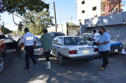 Quita derecho de vía y causa choque en Monclova