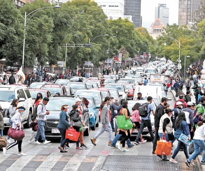 Capitalinos salen, pese a riesgo de volver a rojo