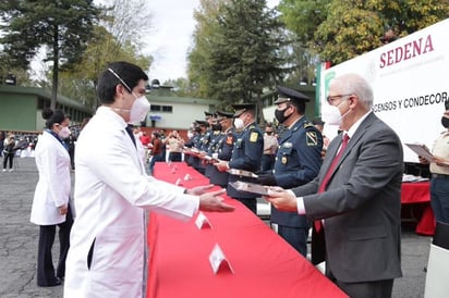 Condecoran a personal del IMSS por atender a pacientes con COVID-19: Les otorgaron la condecoración Miguel Hidalgo en Grado Cruz