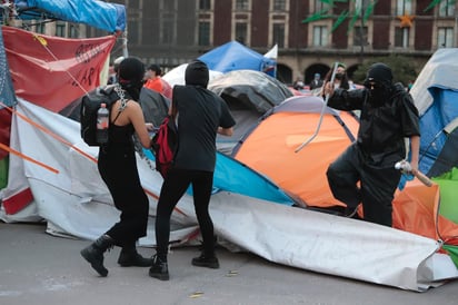 Feministas destrozan casas de campaña de FRENAAA en el Zócalo: Las acciones tuvieron lugar en la marcha conmemorativa del 25N