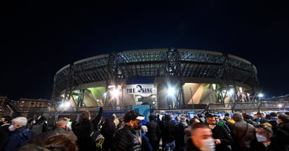 El estadio San Paolo de Nápoles y su hinchada coronan a Maradona como su rey