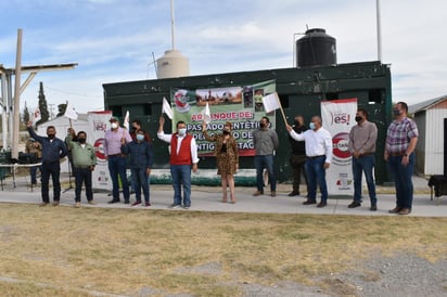 Construyen cancha de pasto sintético 