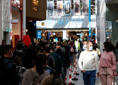 Largas colas y aglomeraciones ante una tienda de ropa en Roma, pese al COVID