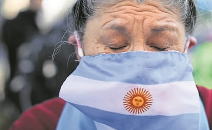 Argentina distiende medidas por covid y planea vacunar 25 % de la población