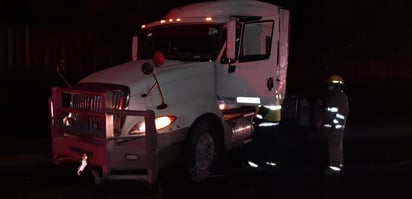 Derriba poste y abandona el tráiler en Monclova