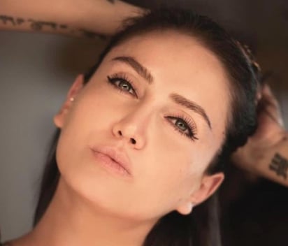 Celia Lora posa como 'policía sexy' en topless y medias