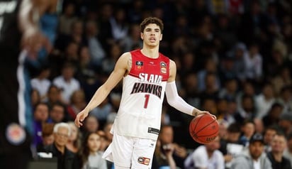 LaMelo Ball firma contrato con Hornets