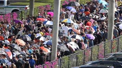 Miles de personas hacen fila desde la madrugada en Miami para recibir ayuda