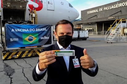 Brasil recibe material para preparar un millón de dosis de la vacuna china