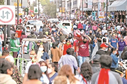 No temen al COVID-19 y abarrotan calles de la capital sin protección