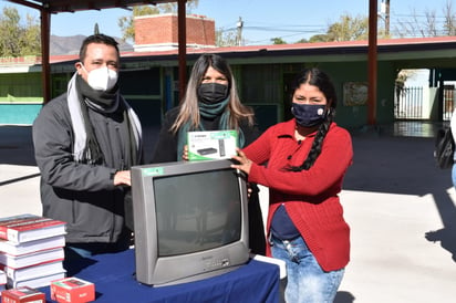 Reciben alumnos celulares y televisores para estudiar