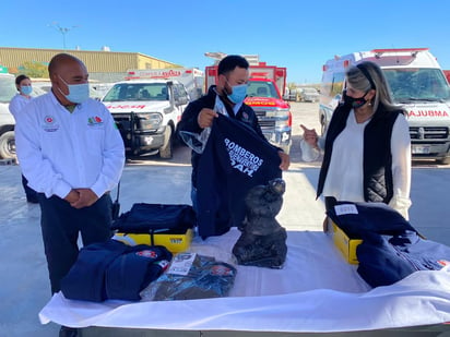 Dotan de uniformes nuevos a bomberos y protección civil